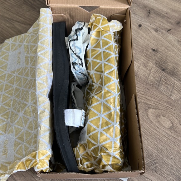 Teva Original Universal, US Womens 7, new in box - Picture 6 of 6